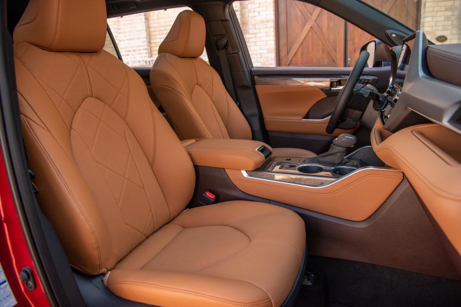 Интерьер Toyota Highlander Hybrid Platinum AWD 2019 года  (фото 28 из 67)